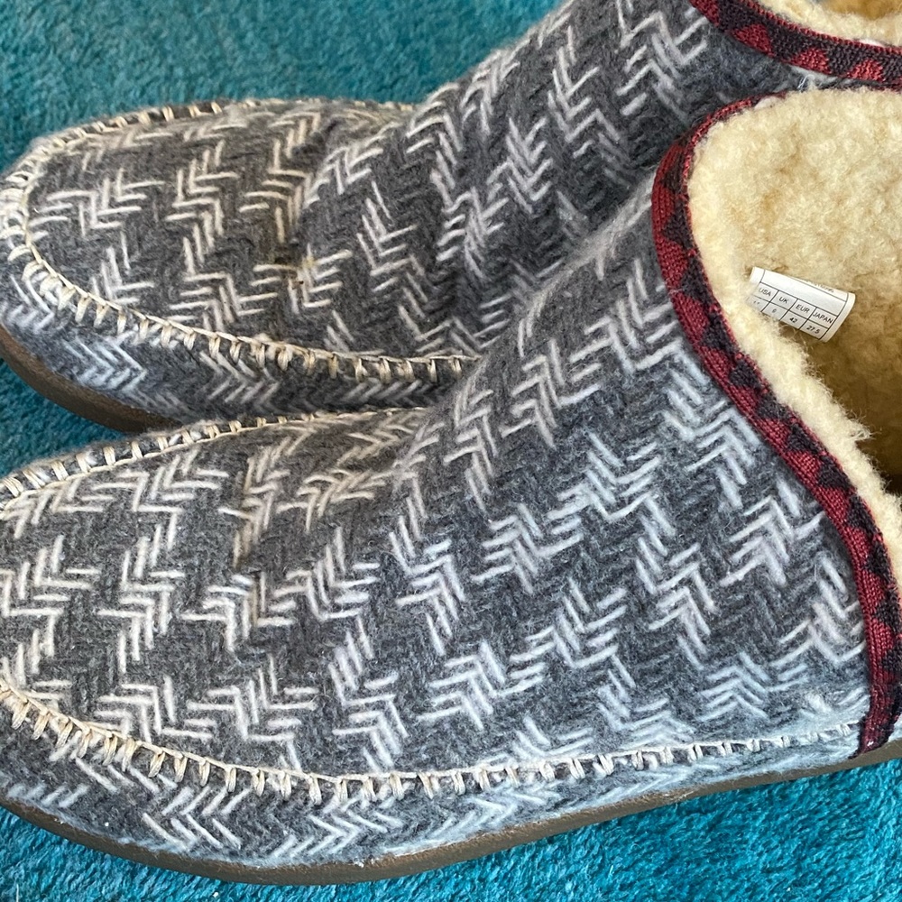 Sanuk houndstooth loafers wool lines. Never worn